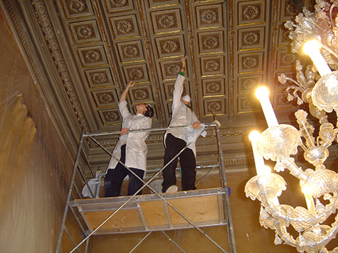 Particolare-del-restauro-del-soffitto-ligneo-a-cassettoni-e-della-fascia-perimetrale-del-salottino-giallo-all-interno-di-Palazzo-Chigi---(Roma)..