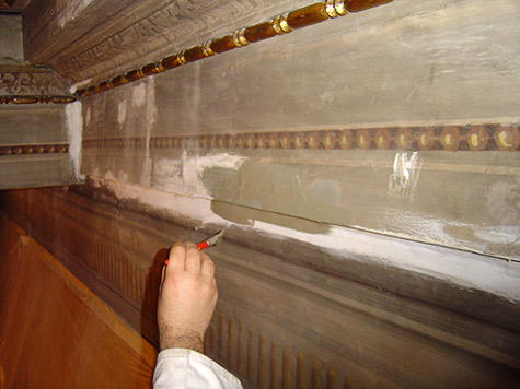 Particolare-del-restauro-del-soffitto-ligneo-a-cassettoni-e-della-fascia-perimetrale-del-salottino-giallo-all-interno-di-Palazzo-Chigi---(Roma).