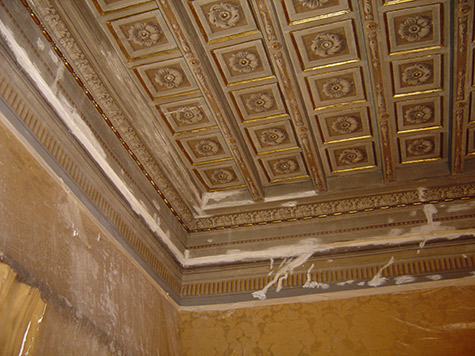 Particolare-del-restauro-del-soffitto-ligneo-a-cassettoni-e-della-fascia-perimetrale-del-salottino-giallo-all-interno-di-Palazzo-Chigi---Roma